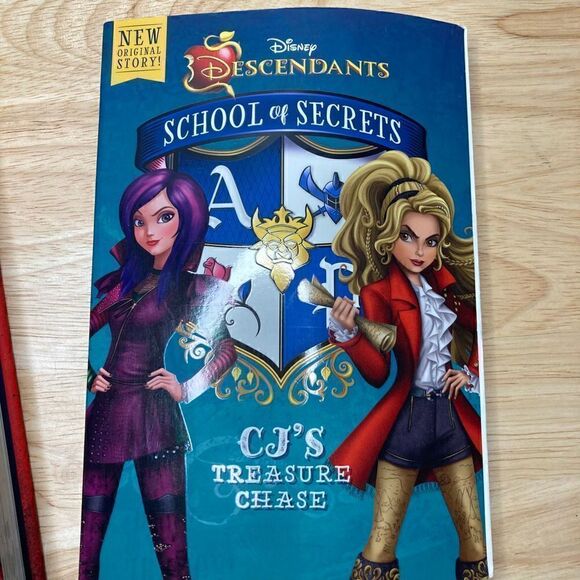 Disney’s Descendants Books Return to the Isle of the Lost & CJ’s Treasure Chase - Picture 3 of 7